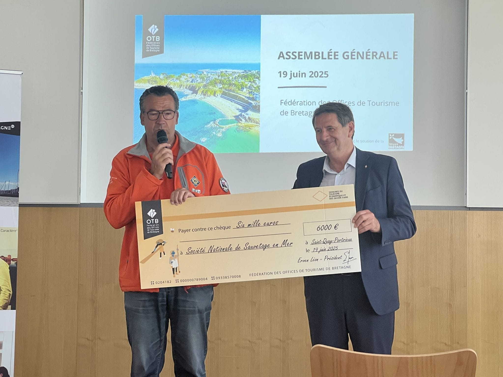 La Fédération des Offices de Tourisme de Bretagne remet un chèque à la SNSM lors de son Assemblée Générale 2025